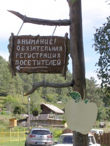 Забор из плавника соорудили в центральной усадьбе Алтайского заповедника – поселке Яйлю 